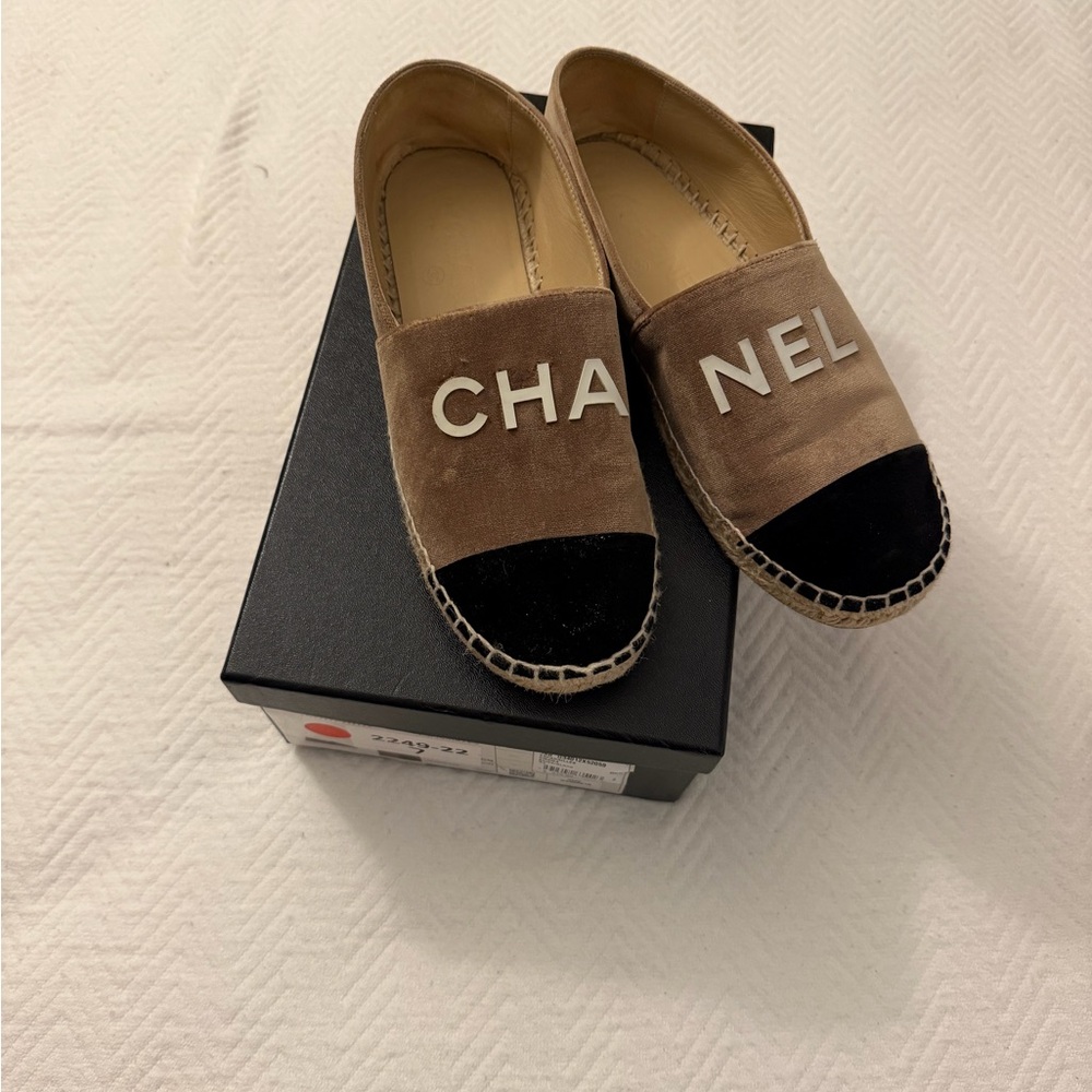 CHANEL Tan and Black Espadrilles